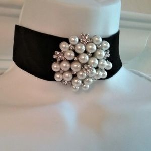 New Pearl and Crystal Flower on Velvet Choker